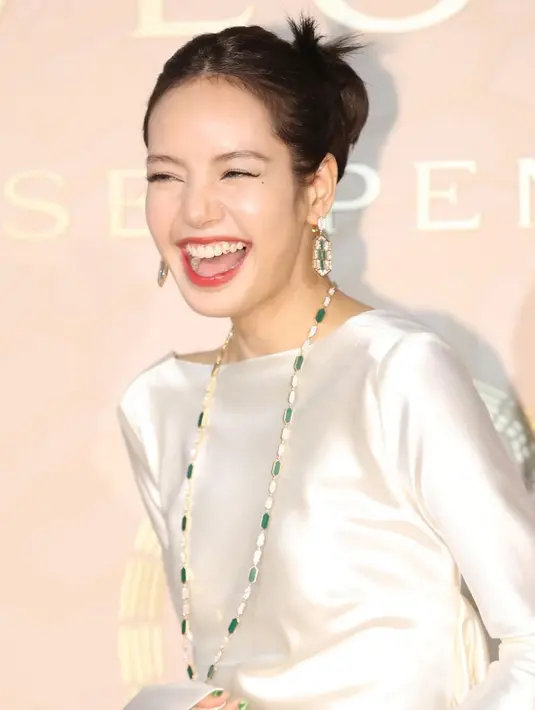 Rambutnya ditata dengan gaya sleek, tak lagi menampilkan poni ikonisnya, seperti penampilannya sebelumnya. Foto: Instagram.