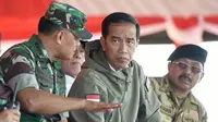 Presiden Jokowi meninjau latihan TNI di Natuna