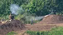 Tentara Amerika Serikat meluncurkan rudal antitank Javelin untuk menyerang sasaran saat latihan militer gabungan Super Garuda Shield 2022 di Baturaja, Sumatera Selatan, Indonesia, Jumat (12/8/2022). (AP Photo/Dita Alangkara)