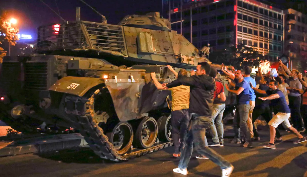 Sejmlah warga menyerang tank di Ankara , Turki , (16/7). Presiden Turki mengkomandoi warganya untuk turun ke jalan dan melawan sekelompok militer yang berupaya melakukan kudeta. (REUTERS/Huseyin Aldemir)