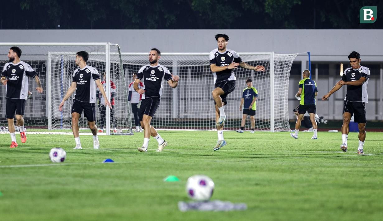 Kevin Diks tak membutuhkan waktu lama untuk mengenal rekan setimnya. Setelah tiba di Tanah Air, pemain berusia 28 tahun itu langsung mengikuti sesi latihan Timnas Indonesia. (Bola.com/Bagaskara Lazuardi)