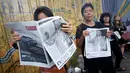 Warga membaca koran dengan berita utama wafatnya Raja Thailand Bhumibol Adulyadej di Bangkok, Jumat (14/10). Kematian Raja Bhumibol Adulyadej membuat warga Thailand berduka. (Reuters/Edgar Su)