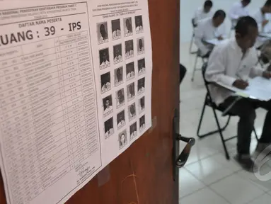 Para narapidana LP Cipinang menjalani UN melalui program Paket C di LP Narkotika Cipinang, Jl Bekasi Timur Raya, Jaktim, Senin (13/4/2015).  Para peserta terlihat bersemangat menjalani UN 2015. (Liputan6.com/Johan Tallo)