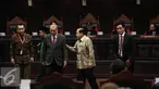 Pakar hukum Tata Negara Profesor Yusril Ihza Mahendra (kanan) dan Profesor Natabaya (kedua kanan) usai diambil sumpah pada sidang ke-4 di Mahkamah Konstitusi, Jakarta, Selasa (14/6). (Liputan6.com/Faizal Fanani)