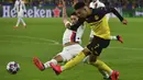 Gelandang Dortmund,  Jadon Sancho berusaha mengumpan bola dari kawalan bek PSG, Marquinhos pada pertandingan leg pertama babak 16 Liga Champions di Dortmund, Jerman (18/2/2020). Dortmund menang 2-0 atas PSG. (Bernd Thissen/dpa via AP)