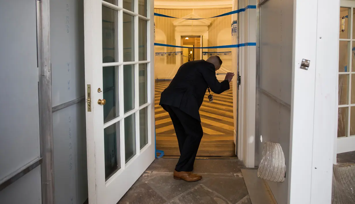 Agen Secret Service memeriksa Kantor Oval Gedung Putih di Washington yang sedang direnovasi, 11 Agustus 2017. Dana Rp 45 miliar digunakan untuk mengganti sistem pemanas dan penyejuk ruangan, karpet serta cat interior. (AP Photo/J. Scott Applewhite)