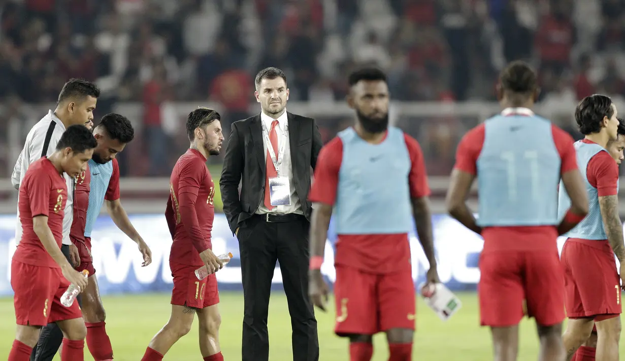 Pelatih Timnas Indonesia, Simon McMenemy, tampak lesu usai ditaklukkan Malaysia pada laga kualifikasi Piala Dunia 2022 di SUGBK, Jakarta, Kamis (5/9). Indonesia takluk 2-3 dari Malaysia. (Bola.com/M Iqbal Ichsan)