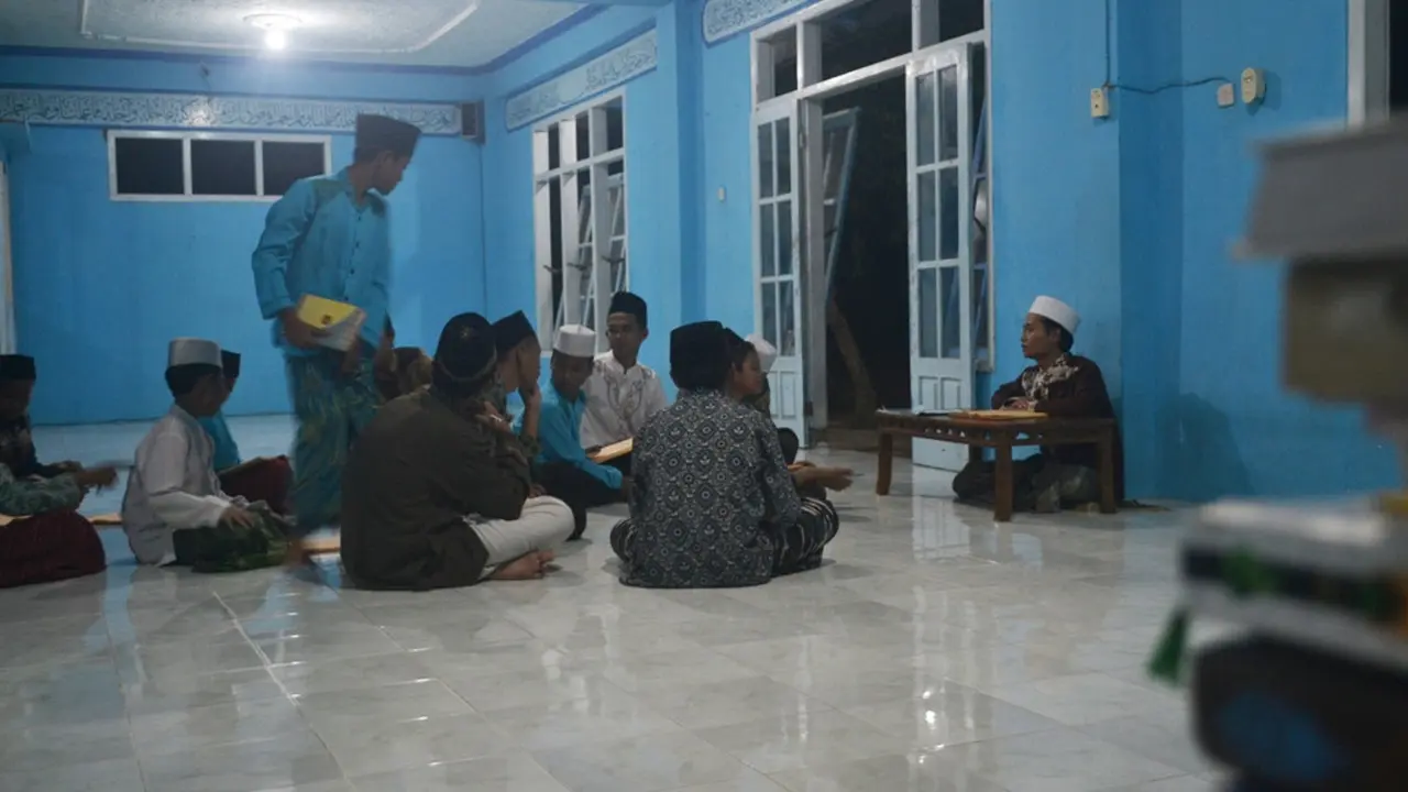 Ilustrasi –Santri di Ponpes Metal Tobat, Cilacap bersiap mengaji. Pesantren ini memiliki metode unik untuk menyembuhkan pecandu narkoba. (Foto: Liputan6.com/Muhamad Ridlo)