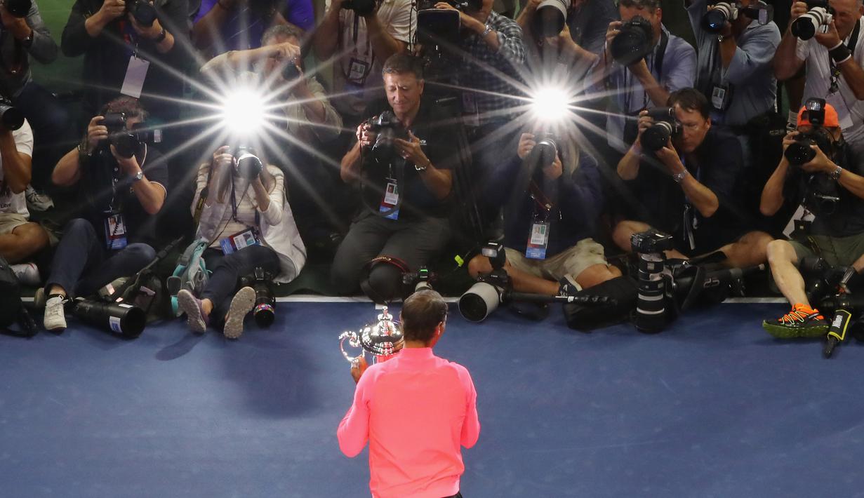 Rafael Nadal bersama trofi juara AS Terbuka 2017 saat melakukan sesi foto di USTA Billie Jean King National Tennis Center,  New York, (10/9/2017). Rafael Nadal menang 6-3, 6-3, 6-4. (Mike Stobe/Getty Images for USTA/AFP)