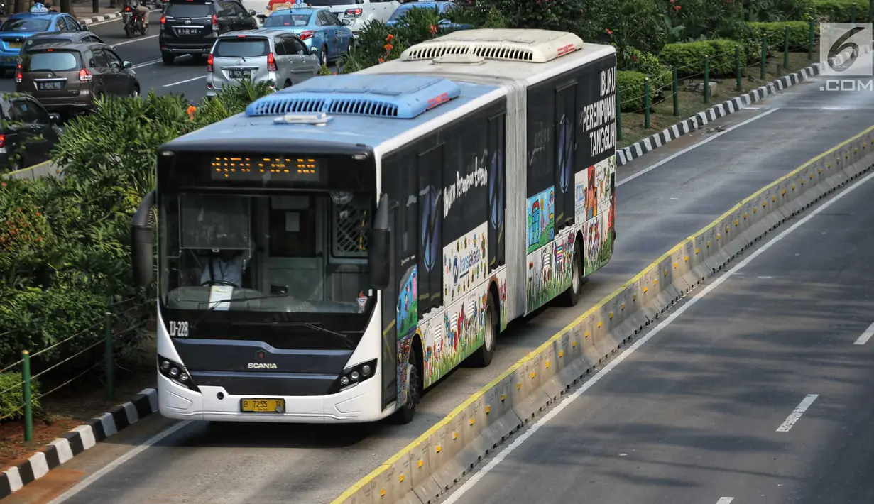 Bus Transjakarta melintas di Jalan MH Thamrin, Jakarta, Senin (24/7). Pemprov DKI Jakarta menyiapakan layanan bus Transjakarta gratis mulai 1 Agustus hingga 15 September 2018. (Liputan6.com/Faizal Fanani)