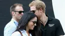 Ini merupakan tampilan perdananya di depan umum bersama sang kekasih, Pangeran Harry saat hadir di Invictus Games. Meghan berpakaian kasual hanya dengan celana jeans dan kemeja putih.  (AFP/Chris Jackson)