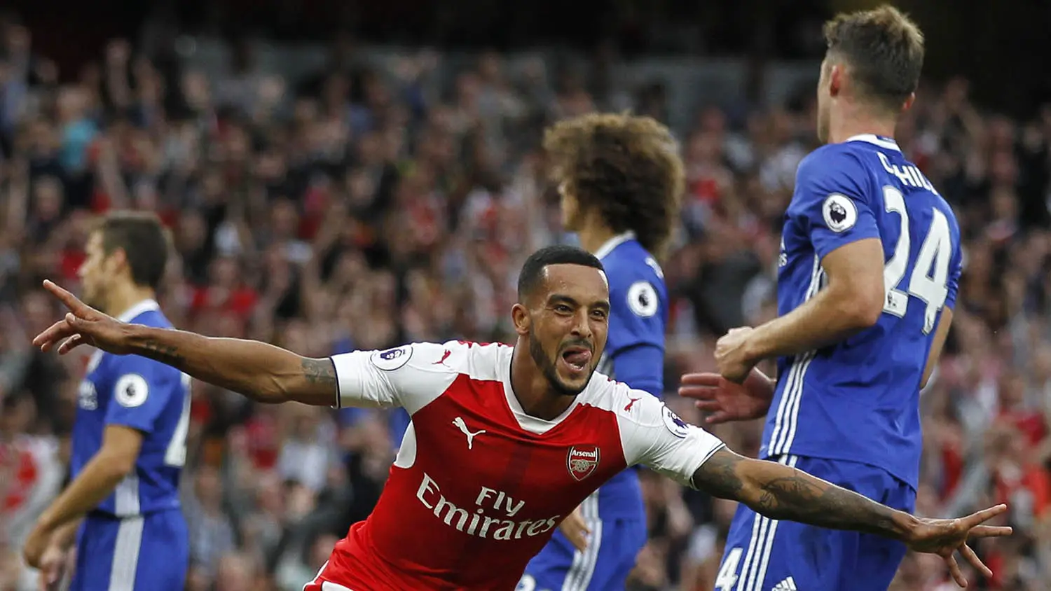 Arsenal berhasil memenangi big match kota London melawan rivalnya Chelsea. The Gunners mempermalukan tamunya, The Blues, dengan skor 3-0 melalui gol Alexis Sanchez, Theo Walcott dan juga Mesut Ozil. (AFP/Ian Kington)