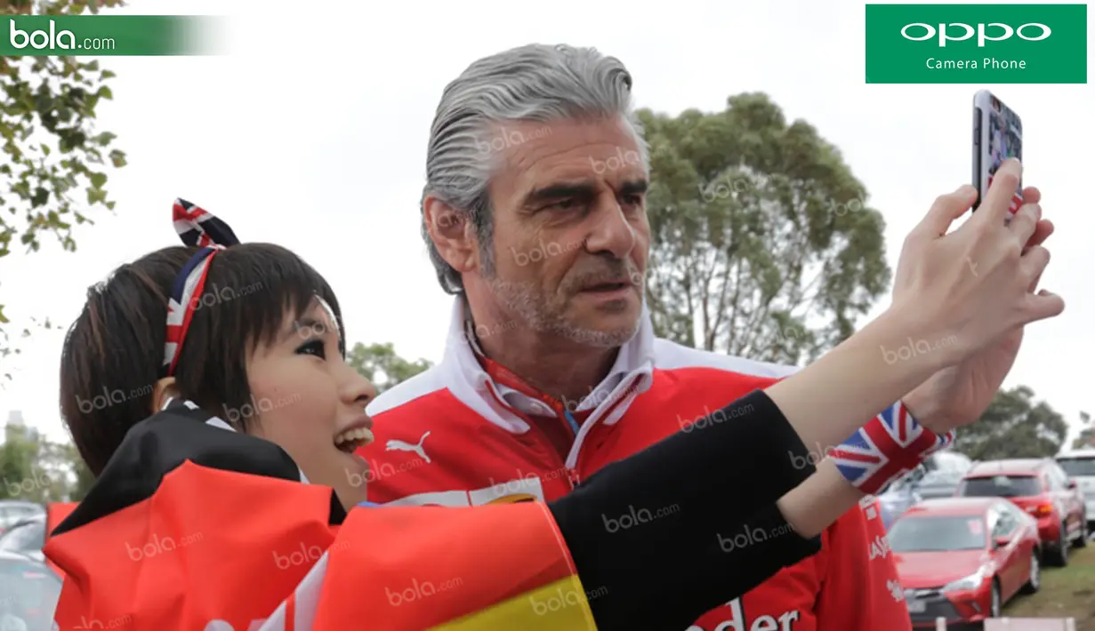 Maurizio Arrivabene, selfie bersama fans saat berada di fan zone jelang GP Australia di Sirkuit Albert Park, Melbourne, Sabtu (19/3/2016). (Bola.com/Yus Mei Sawitri)