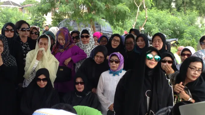 [Bintang] Pemakaman Ayah Rina Gunawan