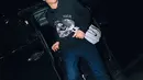 Awal Ashaari tak kalah kece dengan printed hoodie hitam dengan sling bag dan Mexico 66 shoes [Onitsuka Tiger]