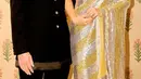 Bersama suaminya, Ivanka Trump tampil dengan berbagai model sari India. Misalnya ia dibalut sari warna kuning silver berbahan sequin dengan inner top sleeveless. [@ivankatrump]