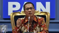 Ketua DPP PAN Yandri Susanto saat memberikan keterangan kepada awak media di ruangan Fraksi PAN, Senayan, Jakarta, Rabu (24/2). (Liputan6.com/Johan Tallo)