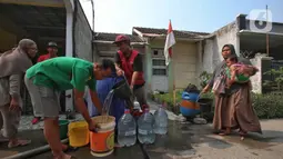 Fenomena El Nino berdampak pada krisis air bersih untuk kebutuhan sehari-hari di Perum Teras Citra Cukanggalih, Kabupaten Tangerang, Banten. (Liputan6.com/Angga Yuniar)