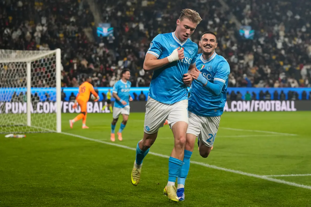 Selebrasi Rasmus Hojlund usai mencetak gol di laga Napoli vs Milan di semifinal Supercoppa Italiana di Al-Awwal Park, Riyadh, Arab Saudi, Jumat (19/12/2025). (AP Photo/Altaf Qadri)