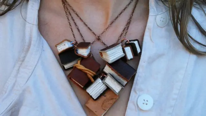 Bukan Dibaca, Buku Ini Malah Nampak Gemas Menggantung Dileher