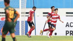 Para pemain Madura United merayakan gol yang dicetak oleh Francisco Rivera saat melawan Persikabo 1973 dalam laga pekan kesembilan BRI Liga 1 2023/2024 di Stadion Wibawa Mukti, Cikarang, Sabtu (19/8/2023). (Bola.com/Abdul Aziz)
