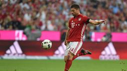 Pemain Bayern Munchen, Xabi Alonso, saat mencetak gol pertama ke gawang Werder Bremen dalam laga Bundesliga di Allianz Arena, Munchen, Sabtu (27/8/2016) dini hari WIB. (AFP/Christof Stache)