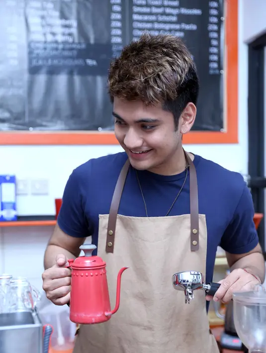 "Di sini Eros lebih lover boy lah, bukan playboy. Menggoda gitu lah. Gimana sih kalau cowok lihat cewek cantik," kata Giorgino Abraham, di kawasan Ciputat, Banten, beberapa waktu lalu. (Nurwahyunan/Bintang.com)