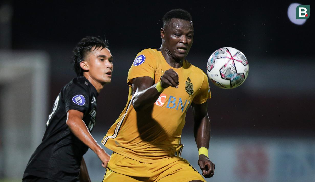 Pemain Bhayangkara FC, Ezechiel Ndouassel (kanan) berusaha melewati pemain Persib Bandung dalam laga pekan ke-7 BRI Liga 1 2021/2022 di Stadion Moch Soebroto, Magelang, Sabtu (16/10/2021). (Bola.com/Bagaskara Lazuardi)