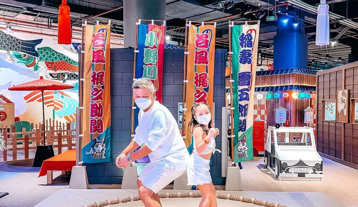 Saat itu, Gisel dan Gading memang sedang menemani putri semata wayang mereka menghabiskan waktu berama. "Muter2 di play ground, foto studio random abis," ucapnya. [Foto: Instagram/ gisel_la]