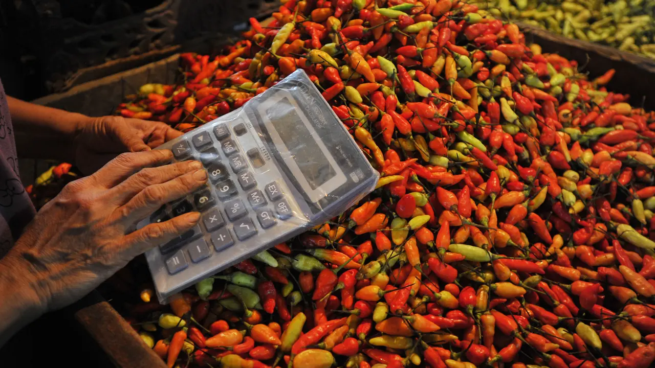 [Bintang] Editor Says: Memasyarakatkan Cabai, Mencabaikan Masyarakat