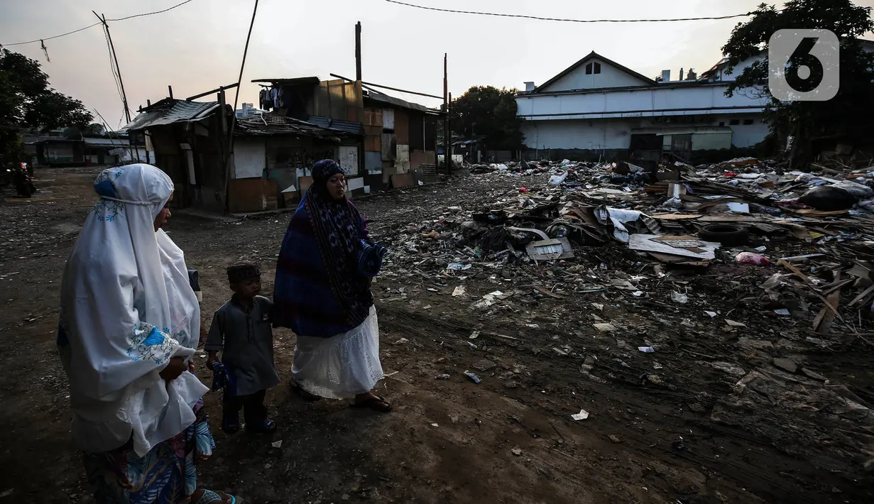 Warga Pancoran Buntu usai Sholat Id diantara reruntuhan akibat penggusuran rumah merka di, Pancoran Buntu II, Jakarta Selatan. Kamis (13/5/2021). Mayoritas umat Muslim di Indonesia melaksanakan Sholat Id sesuai dengan ketetapan pemerintah pada Rabu (13/5/2021). (Liputan6.com/Johan Tallo)