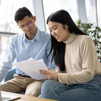 Sahabat Fimela yang membutuhkan modal untuk usaha bisa meminjamnya melalui program Kredit Usaha Rakyat (KUR) di bank pemerintahan. (Foto: Freepik)