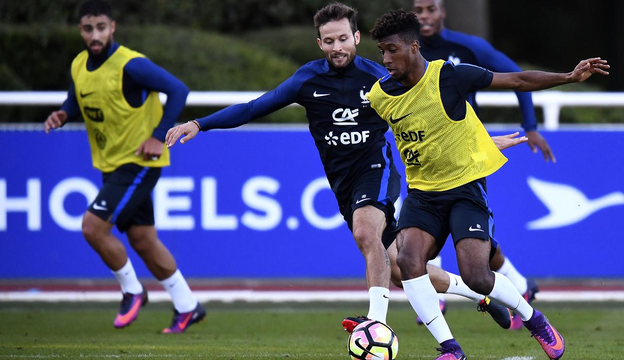 Kingsley Coman (kanan) berebut bola dengan Yohan Cabaye saat berlatih jelang melawan Bulgaria pada kualifikasi Piala Dunia 2018 di di Clairefontaine-en-Yvelines dekat Paris, (4/10/2016). (AFP/Franck Fife)