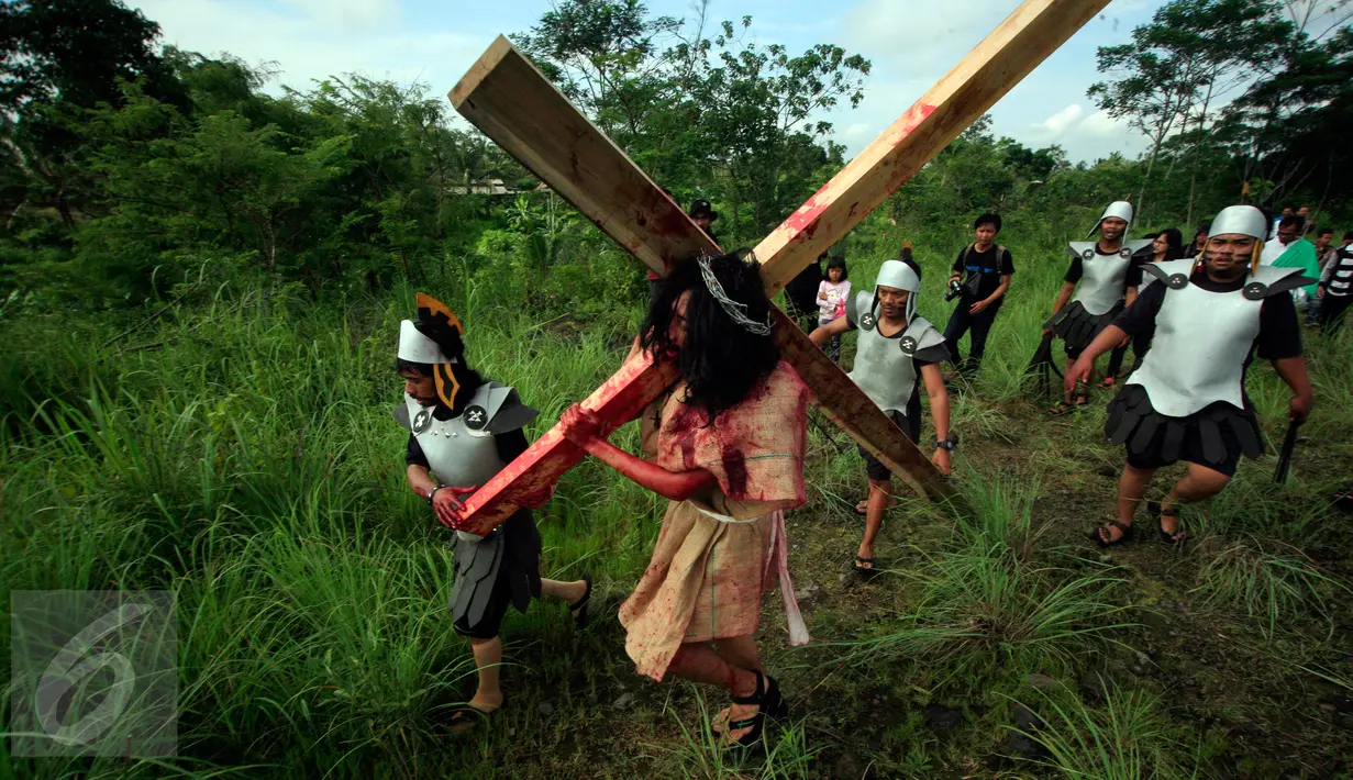 Seorang pemuda memerankan  penyaliban Yesus Kristus di lereng Merapi Dusun Ponggol, Sleman, Yogyakarta, (25/3/2016) .Drama penyaliban di selenggarakan untuk memperingati Hari Raya Paskah.(Boy Harjanto)