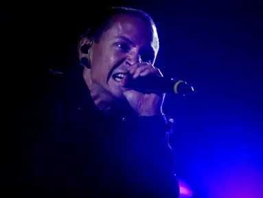 Chester Bennington ditemukan tak bernyawa pada Kamis (20/7) waktu setempat. Vokalis grup band Linkin Park ini dikabarkan mengakhiri hidupnya dengan cara menggantung diri di kediamannya, Los Angeles, Amerika Serikat. (PATRICIA DE MELO MOREIRA / AFP)