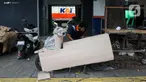 Pekerja mengemas motor untuk dikirim melalui salah satu jasa pengiriman logistik di kawasan Pasar Senen, Jakarta, Minggu (23/3/2025). (Liputan6.com/Herman Zakharia)