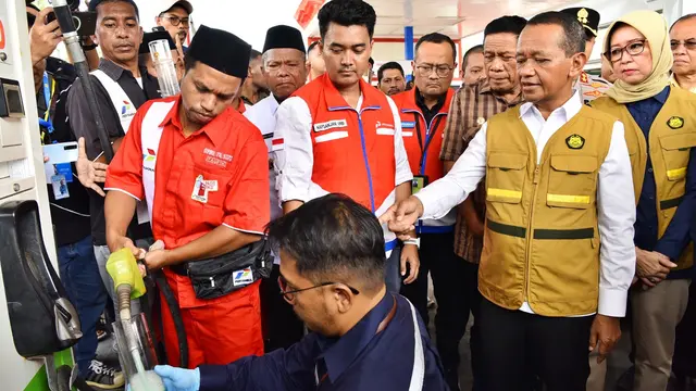 Menteri Energi dan Sumber Daya Mineral (ESDM) Bahlil Lahadalia meninjau SPBU Pertamina, PLTMG Baubau, dan fuel terminal BBM Baubau, Sulawesi Tenggara. (Foto: Istimewa).
