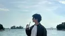 Saat dirinya sedang berada di pantai, Minho memamerkan pose tampan sambil menikmati iced americano. Tampil dengan kacamata hitam, idol yang debut tahun 2008 itu juga memperlihatkan pemandangan laut dan awan yang indah. Fans SHINee yang disebut Shawol pun membanjiri kolom komentar unggahannya dengan pujian. (Liputan6.com/IG/@choiminho_1209)