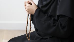 Ilustrasi tasbih, muslimah berzikir, berdoa. (Image by rawpixel.com on Freepik)