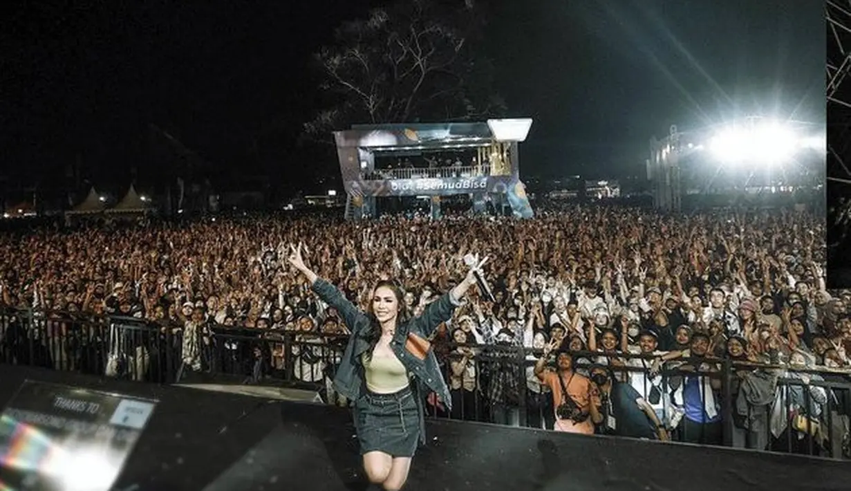 Di atas panggung sendiri, Momo menyanyikan beberapa lagu Geisha yang populer, seperti Jika Cinta Dia dan Cobalah Mengerti. (instagram.com/therealmomogeisha)