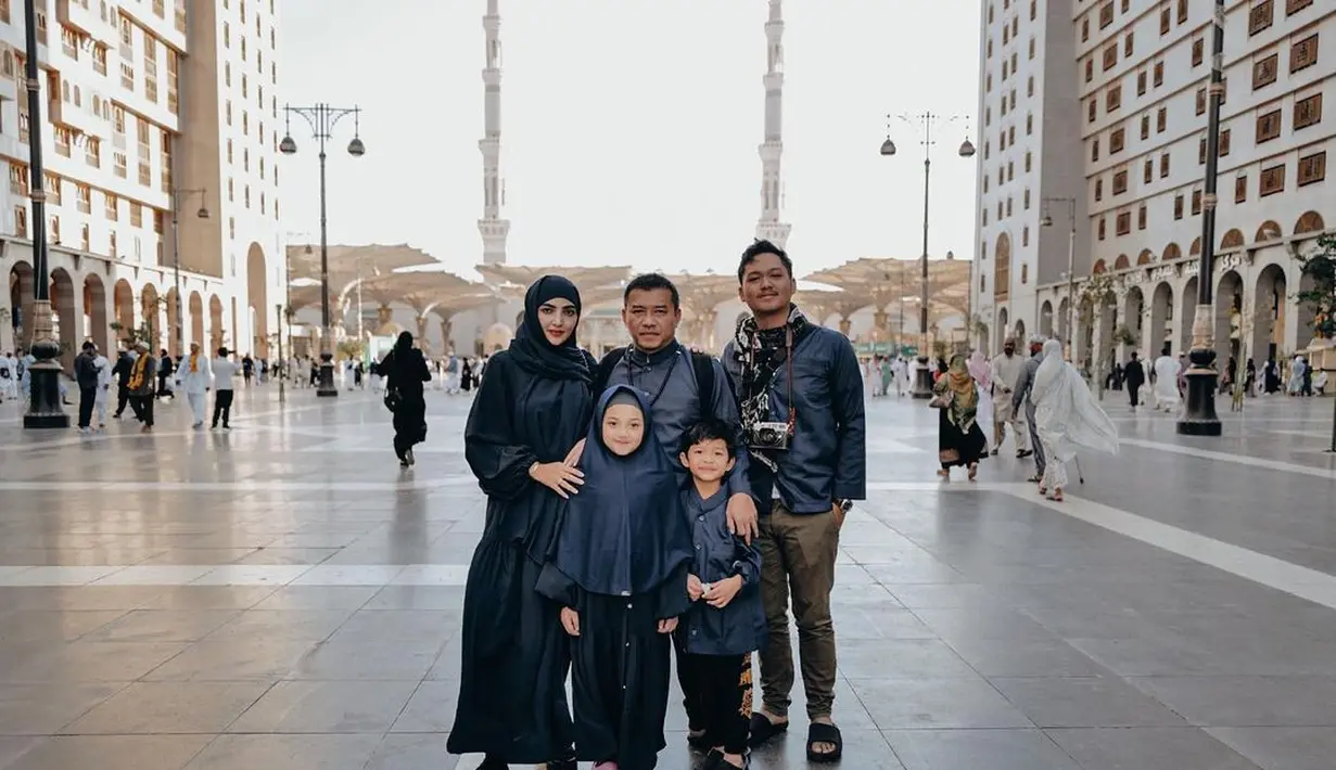 Meski berada di Tanah Suci, Ashaty masih menyempatkan untuk membalas ucapan ulang tahun dari rekan dan sahabatnya. Wanita 38 tahun itu banjir doa. (Liputan6.com/IG/ashanty_ash).