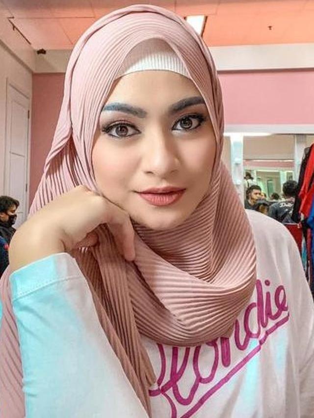 Inspirasi 5 Gaya Pashmina Plisket ala Natalie Holscher hingga Ria Ricis