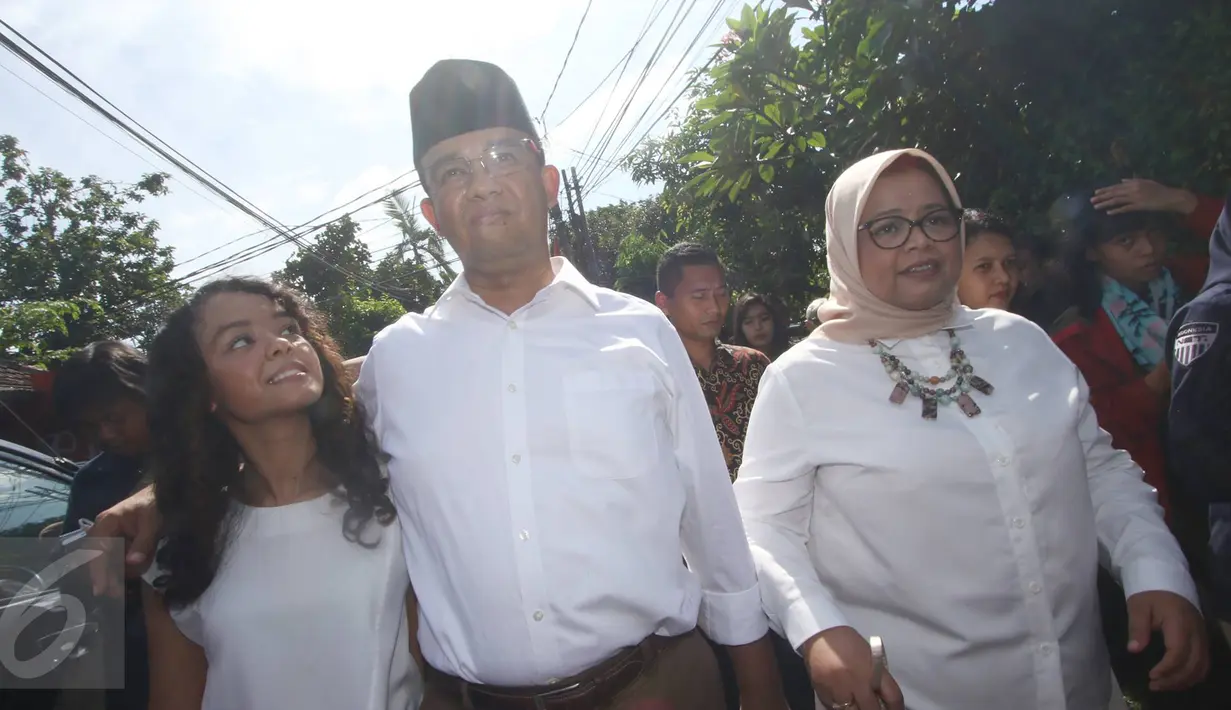 Calon Gubernur DKI Jakarta Anies Baswedan bersama istri, Fery Farhati dan anak perempuannya, Mutiara Baswedan, meninggalkan TPS 028 Cilandak Barat, Jakarta, usai menggunakan hak pilihnya pada Pilkada DKI 2017, Rabu (15/2). (Liputan6.com/Immanuel Antonius)