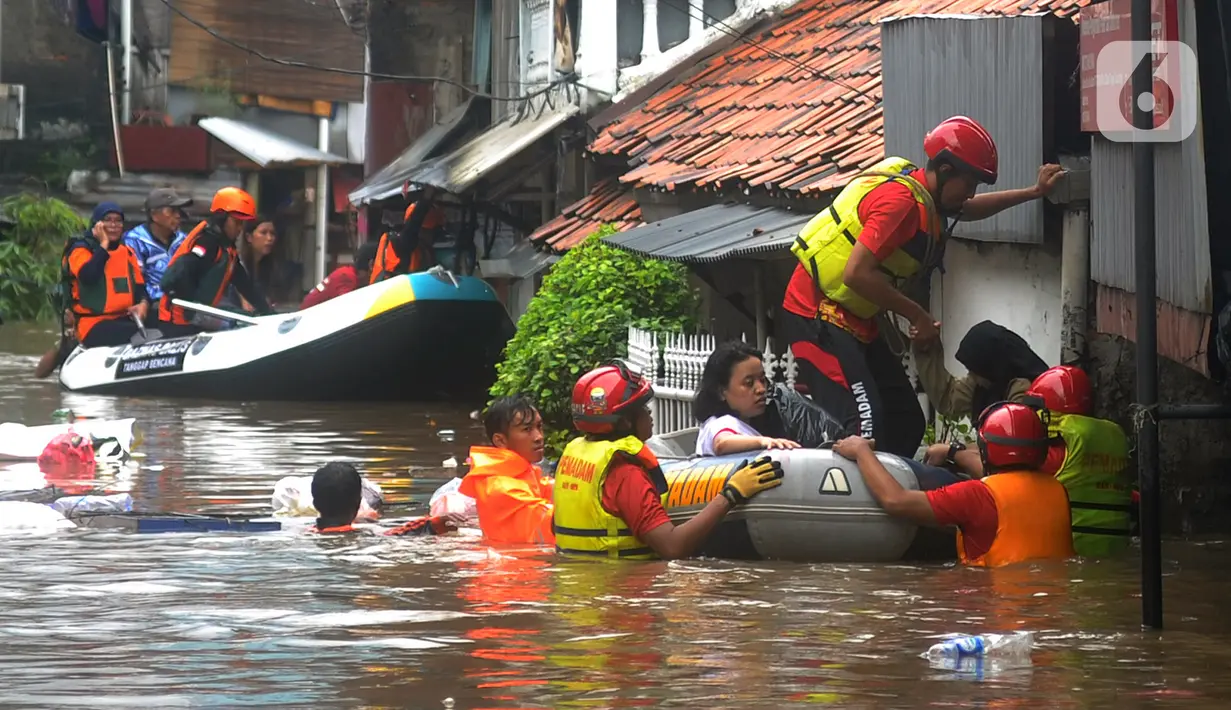 Petugas mengevakuasi warga korban banjir menggunakan perahu karet di kawasan Karet Pasar Baru Barat, Jakarta, Selasa (25/2/2020). Banjir yang terjadi sejak subuh akibat luapan Kanal Banjir Barat tersebut merendam ratusan rumah hingga setinggi dua meter. (merdeka.com/Arie Basuki)