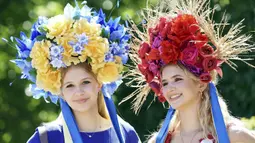Para peserta balapan berpose pada hari pertama pertemuan pacuan kuda Royal Ascot di Ascot Racecourse, Ascot, Inggris, 14 Juni 2022. (Aaron Chown/PA via AP)