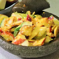 Menyantap rujak, menu yang nggak boleh absen saat anak 90-an kumpul.| Via: saturesep.com