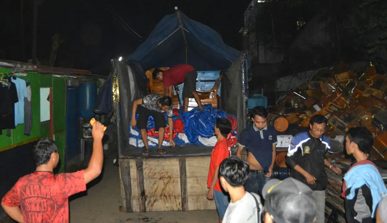 Bendera merah putih raksasa sudah berada di dalam truk pengangkut dan siap dibawa ke Malang dan Bali. (Bola.com/Aremania)
