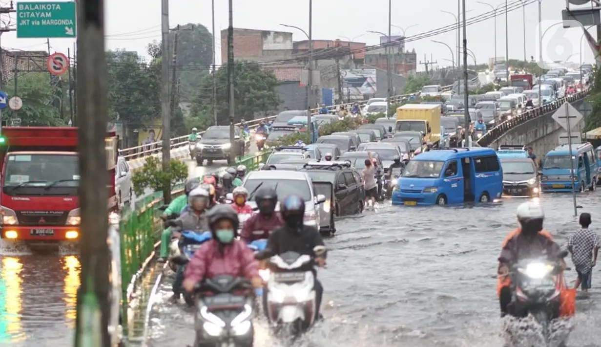 Kendaraan terhambat lajunya oleh banjir yang menggenangi Jalan Arif Rahman Hakim di Depok, Jawa Barat, Senin (18/5/2020). Sistem drainase buruk menjadi penyebab utama kawasan tersebut selalu tergenang banjir setiap hujan deras. (Liputan6.com/Immanuel Antonius)