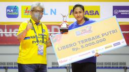 Yulis Indahyani menjadi wakil tim Bandung Bjb Tandamata pertama yang dipanggil saat penyerahan gelar individu voli putri. Ia terpilih sebagai Livero Terbaik Putri di PLN Mobile Proliga 2022. (Bola.com/Bagaskara Lazuardi)