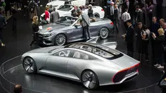 Pengunjung melihat mobil baru keluaran Mercedes Benz selama 66th Internationale Automobil-Ausstellung (IAA) di Frankfurt, Jerman (16/9/2015). Pameran ini di selenggarakan mulai tanggal 15-27 September 2015. (AFP PHOTO/ODD ANDERSEN)